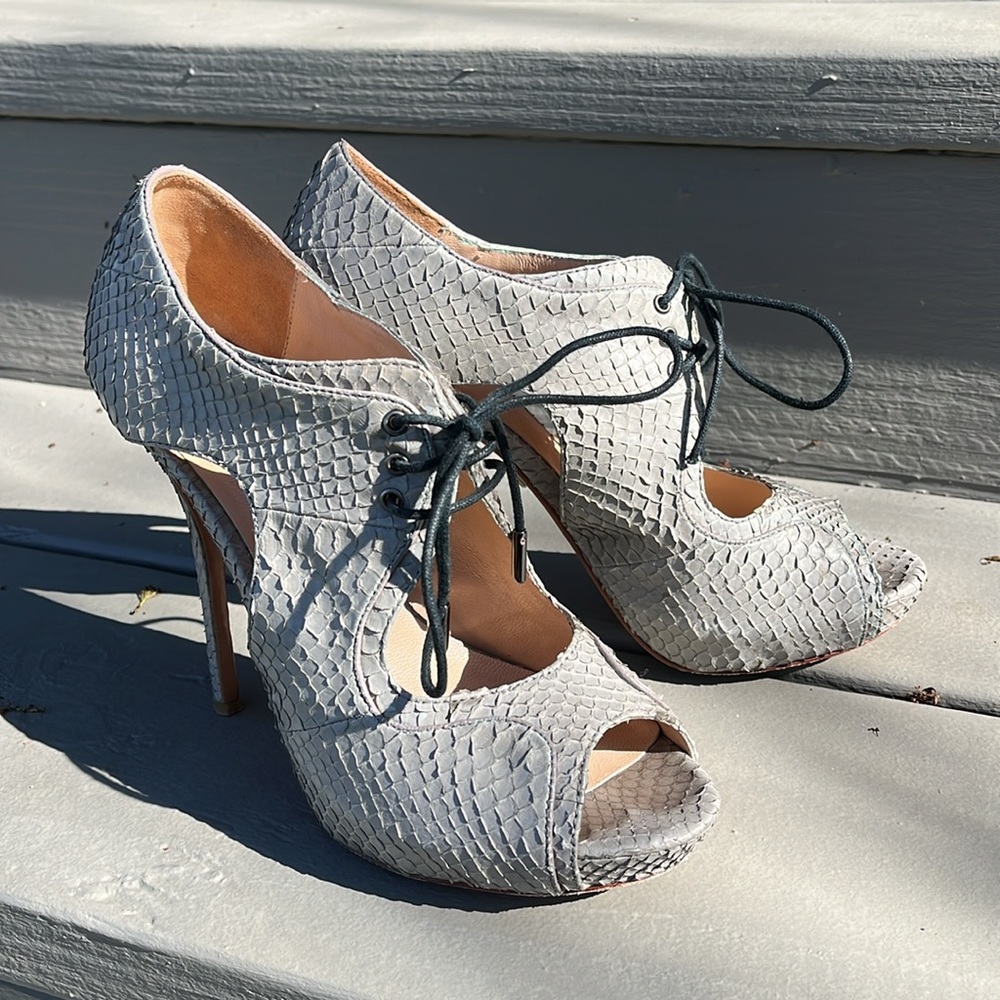 Pour La Victoire Rima Snakeskin Lace Stilleto Heel Bootie 4” Heel Size 8.5